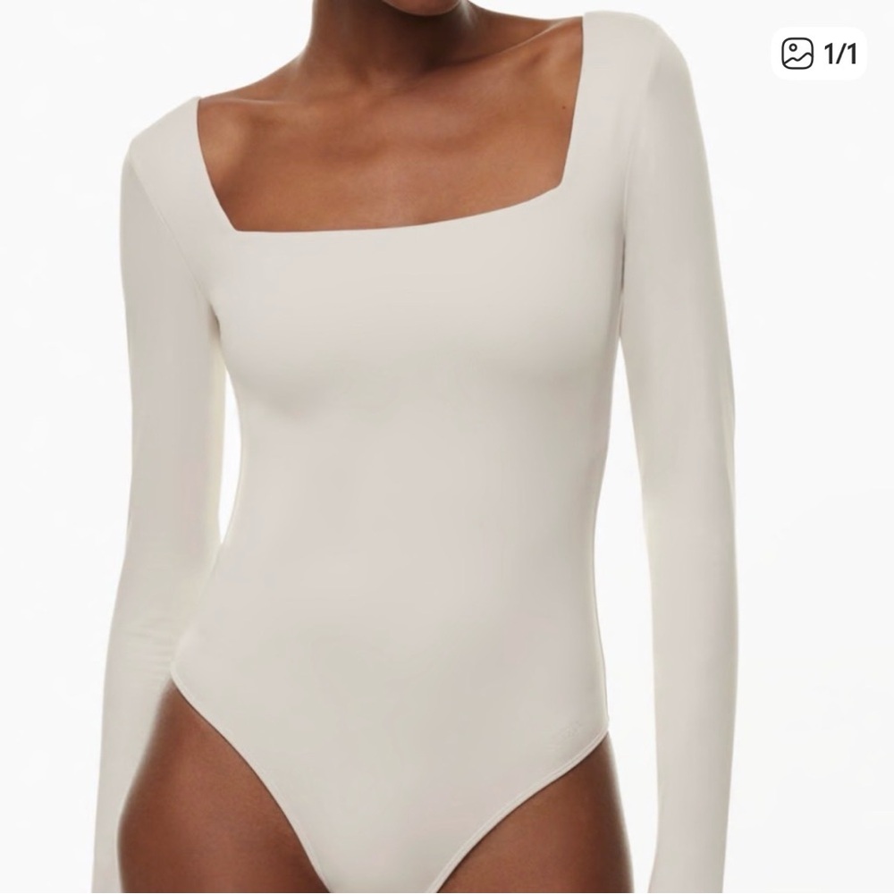 Aritzia Babton- NWT Contour Longsleeve Square Neck Bodysuit– Matte Pearl